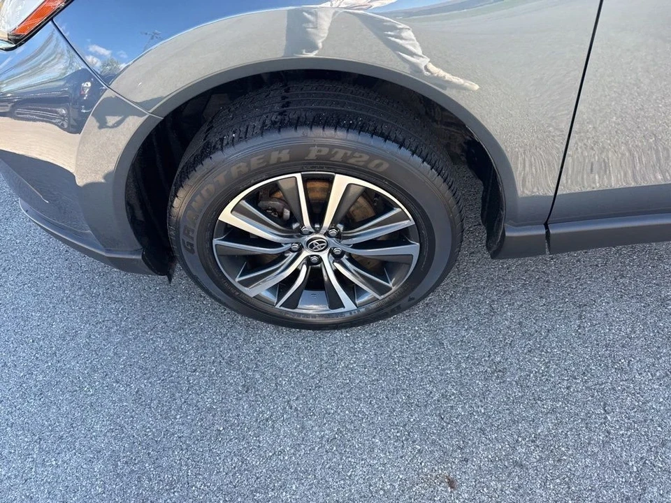 2023 Toyota Venza - Image 9 of 12