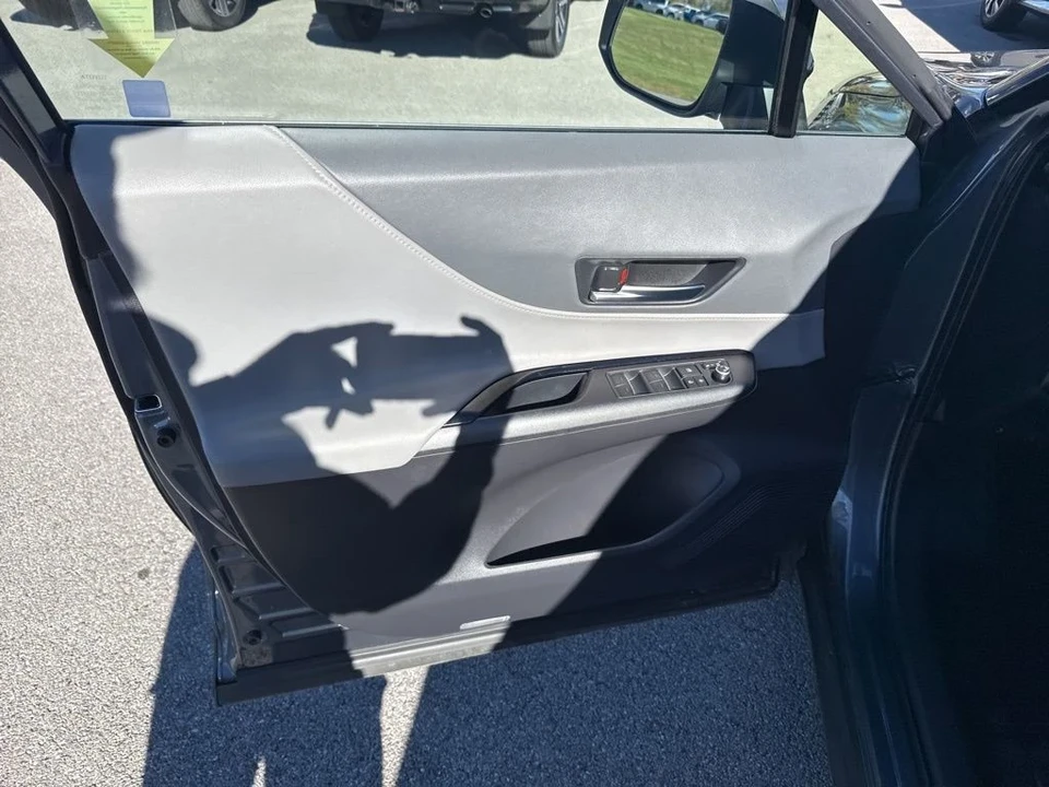 2023 Toyota Venza - Image 10 of 12