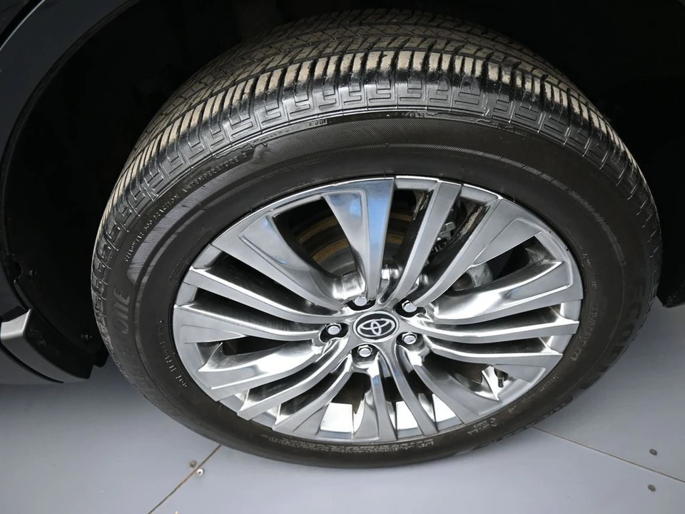 2023 Toyota Venza - Image 15 of 21