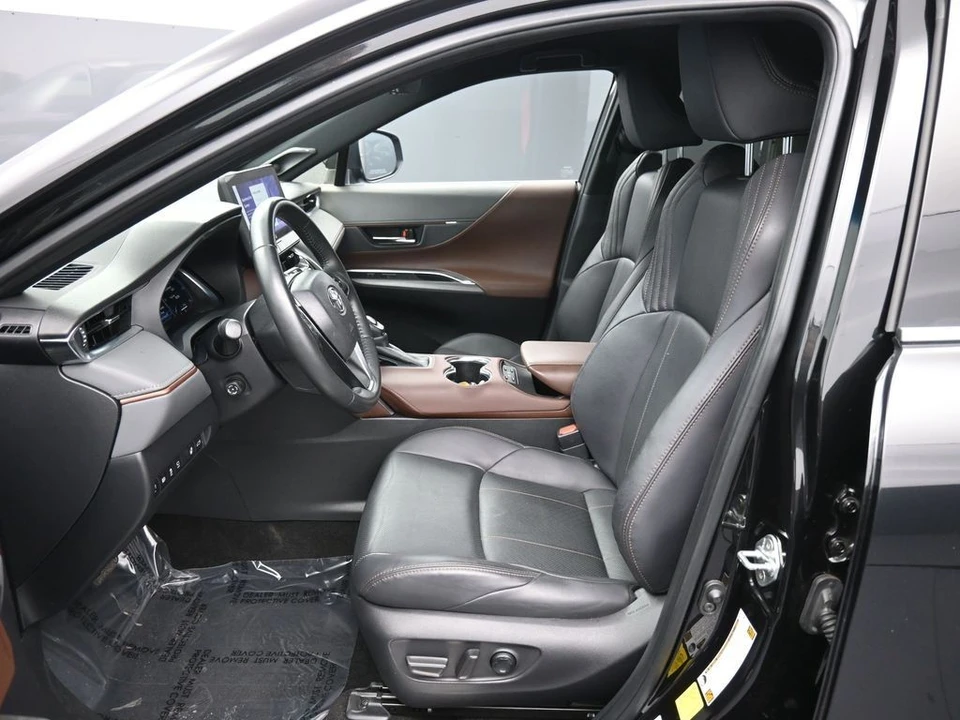 2023 Toyota Venza - Image 18 of 21
