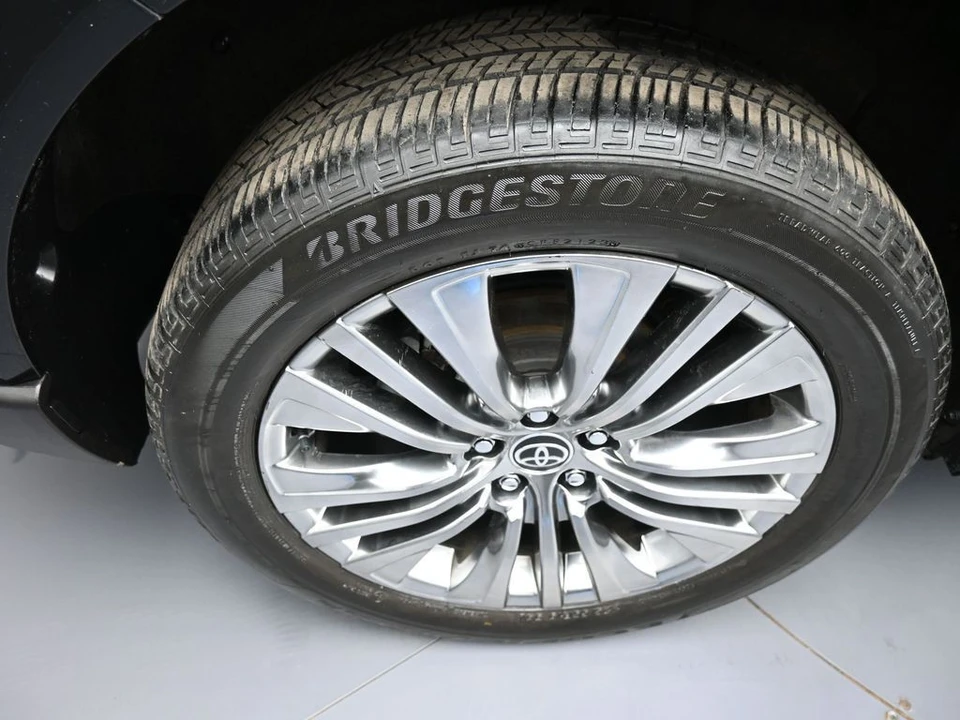 2023 Toyota Venza - Image 12 of 21