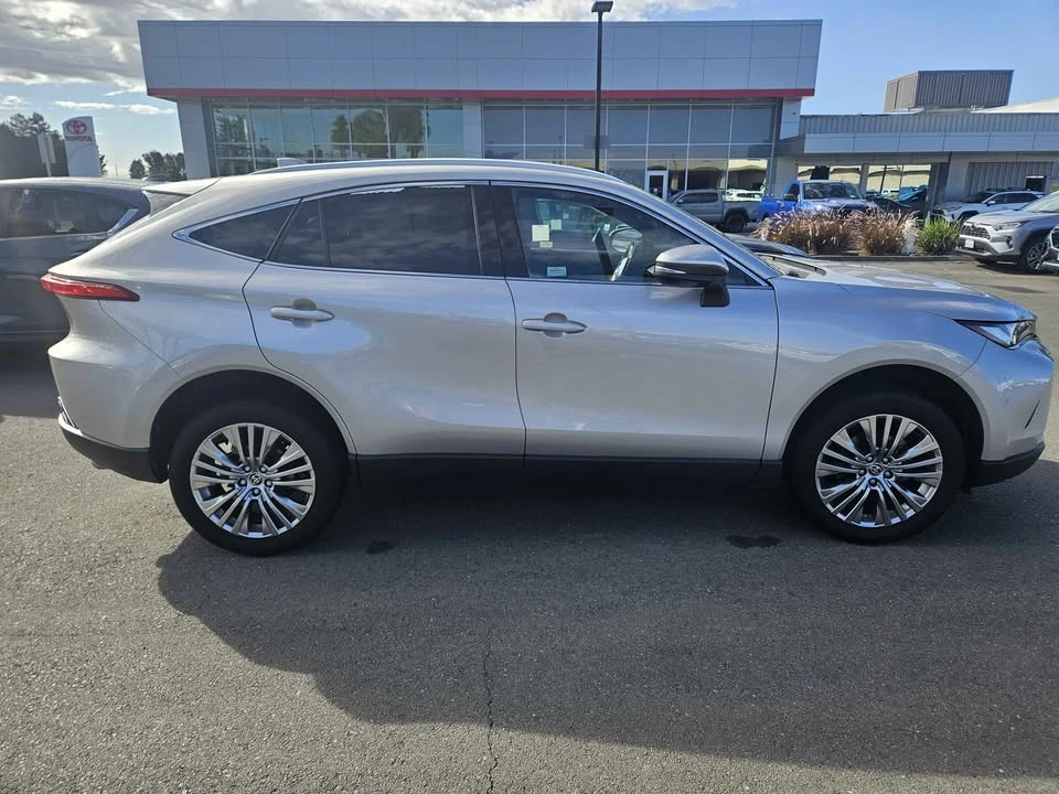 2023 Toyota Venza - Image 3 of 4