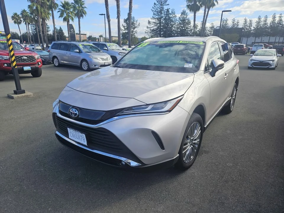 2023 Toyota Venza - Image 2 of 4