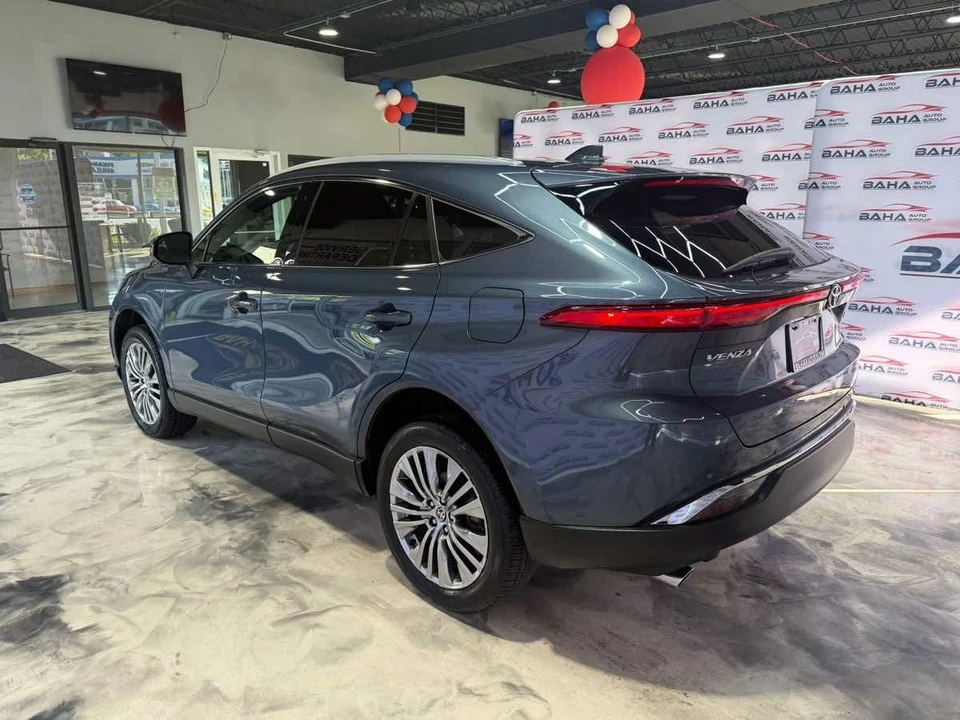 2023 Toyota Venza - Image 12 of 21