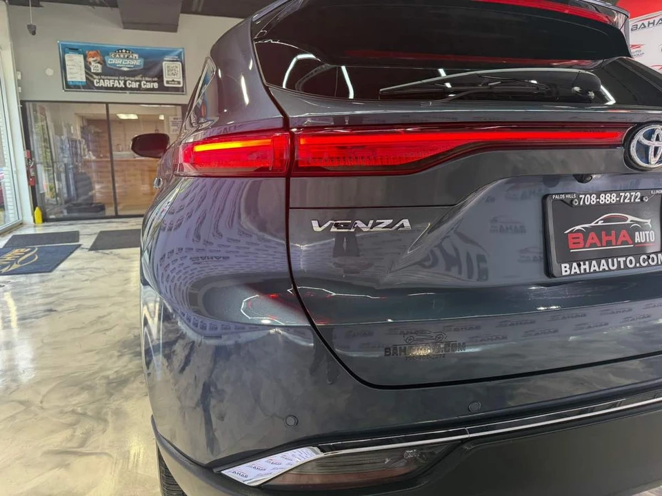 2023 Toyota Venza - Image 13 of 21