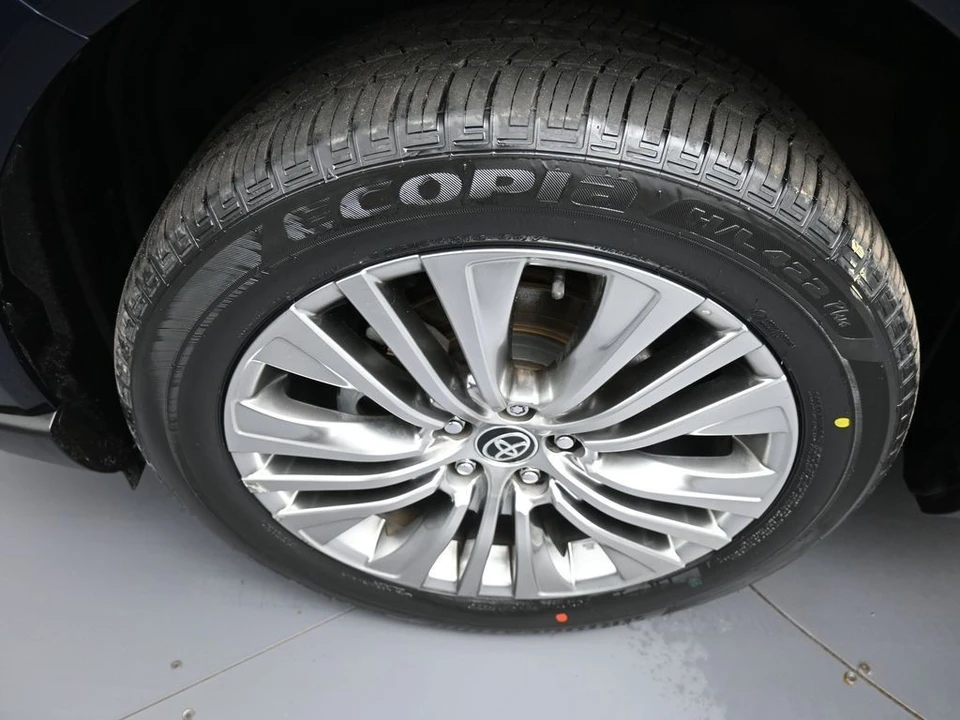 2023 Toyota Venza - Image 14 of 21