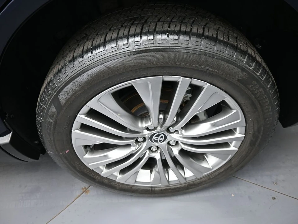 2023 Toyota Venza - Image 15 of 21
