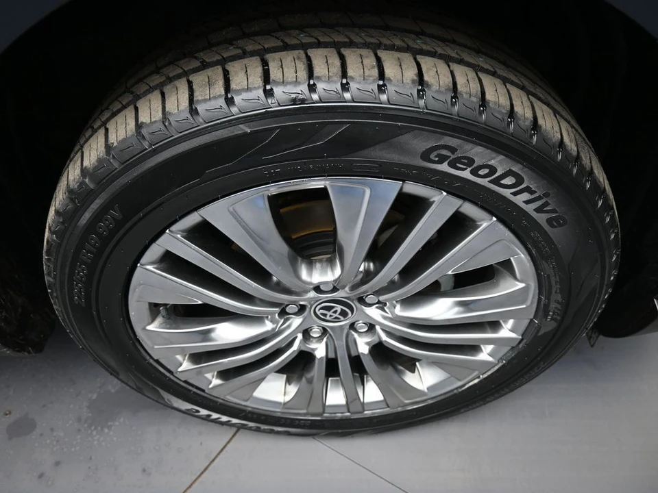 2023 Toyota Venza - Image 13 of 21