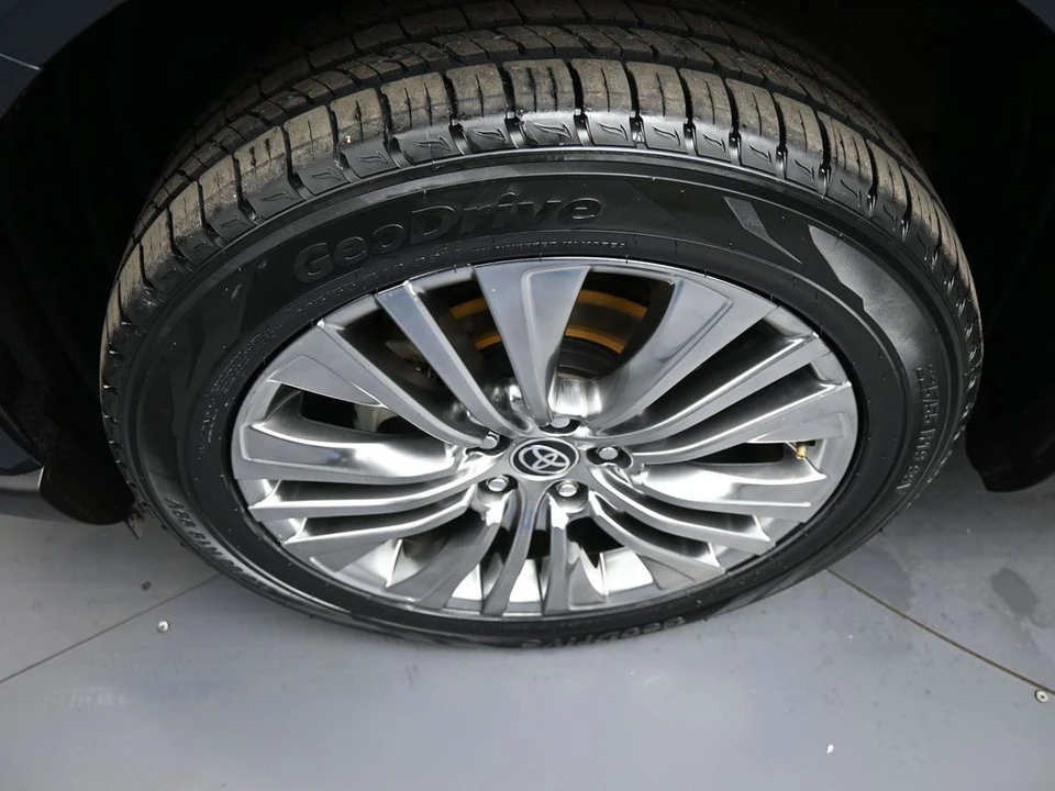 2023 Toyota Venza - Image 14 of 21