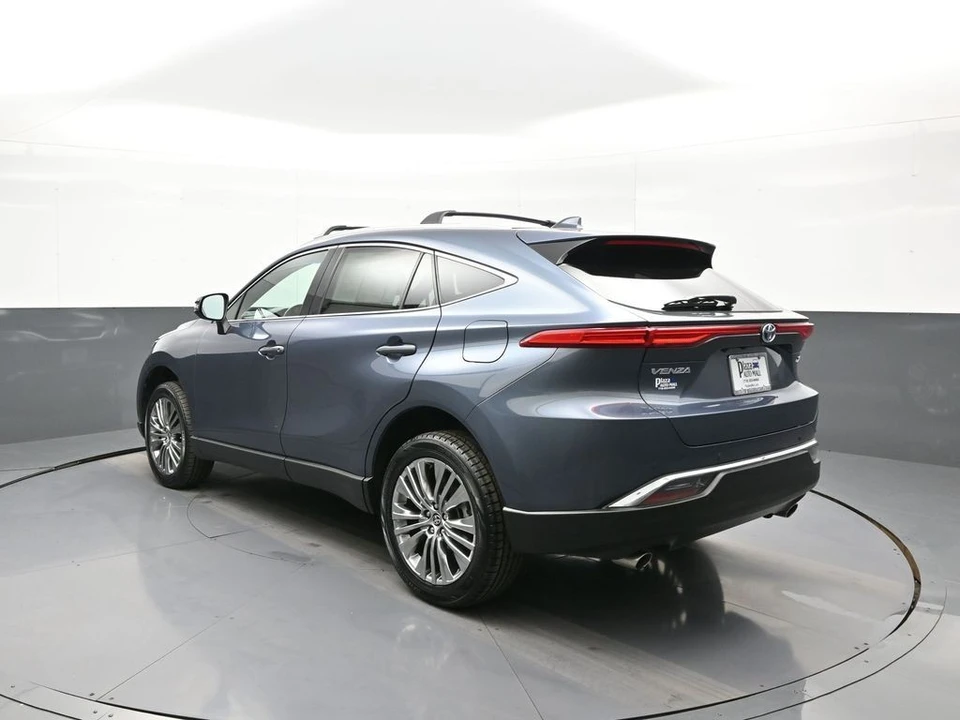 2023 Toyota Venza - Image 8 of 21