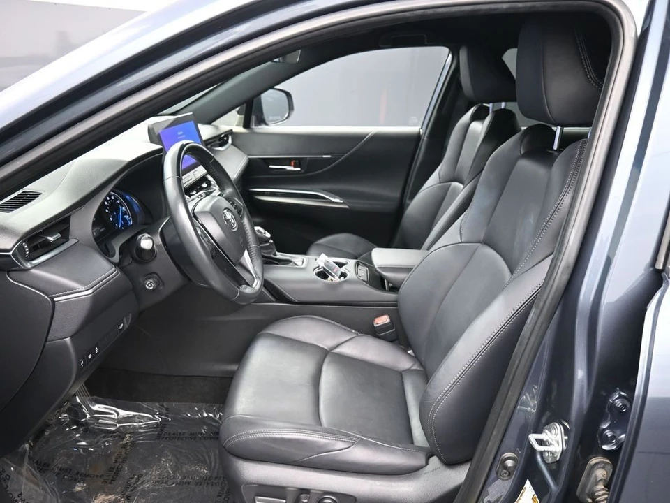2023 Toyota Venza - Image 18 of 21