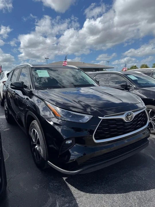 2023 Toyota Highlander - Image 2 of 11