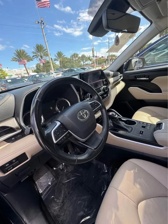 2023 Toyota Highlander - Image 8 of 11
