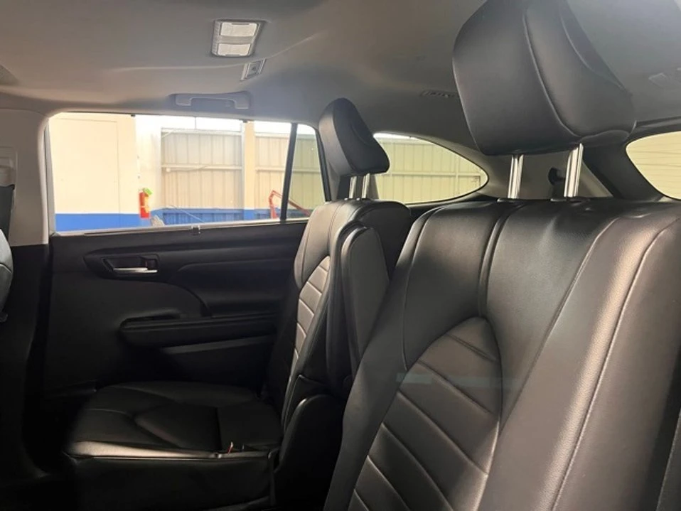 2023 Toyota Highlander - Image 18 of 20