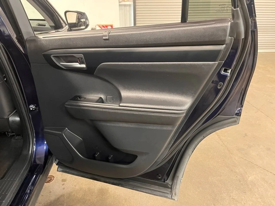 2023 Toyota Highlander - Image 15 of 20