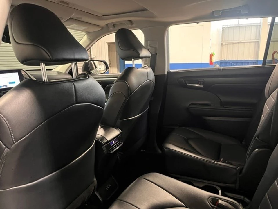2023 Toyota Highlander - Image 17 of 20
