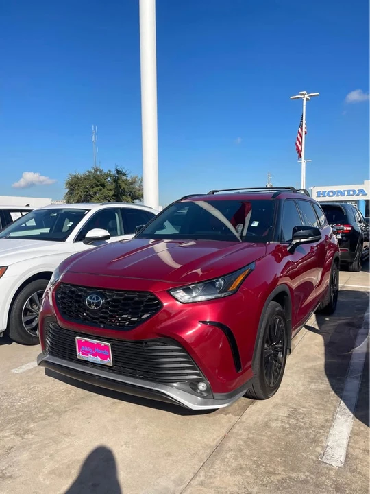 2023 Toyota Highlander - Image 2 of 10