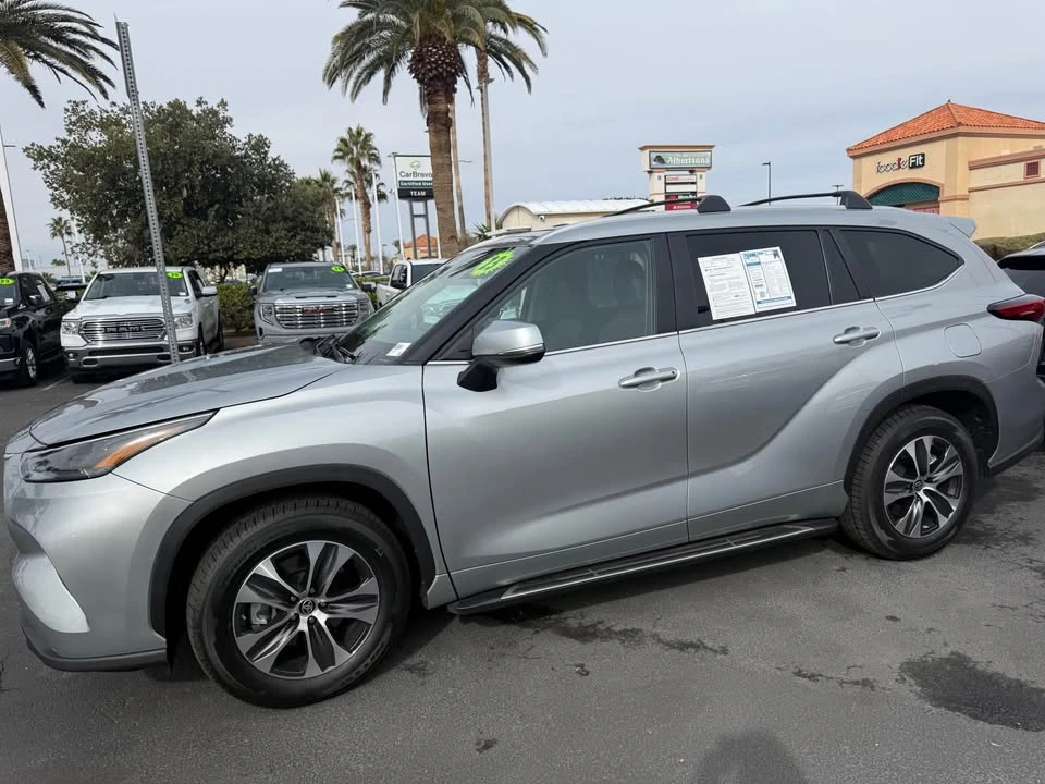 2023 Toyota Highlander - Image 2 of 14