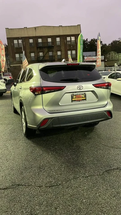 2023 Toyota Highlander - Image 2 of 6