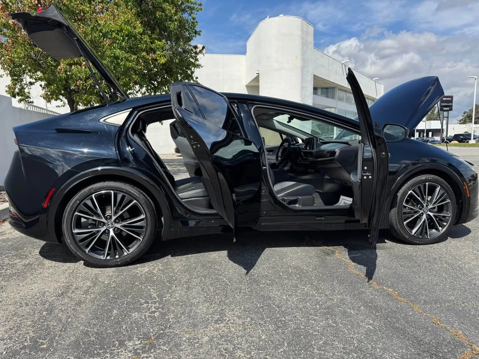 2023 Toyota Prius 5th Gen - Image 8 of 19