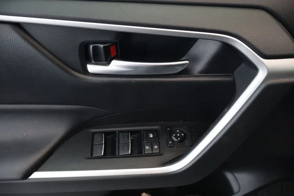 2023 Toyota RAV4 5th Gen - Image 17 of 19