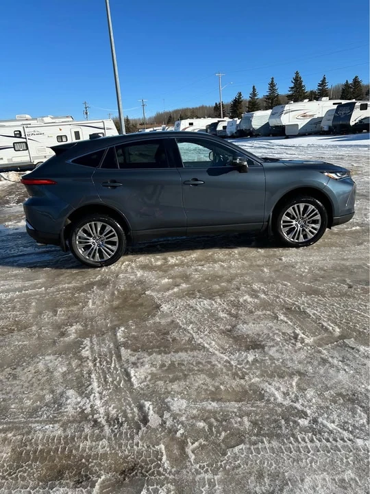 2023 Toyota Venza - Image 2 of 5