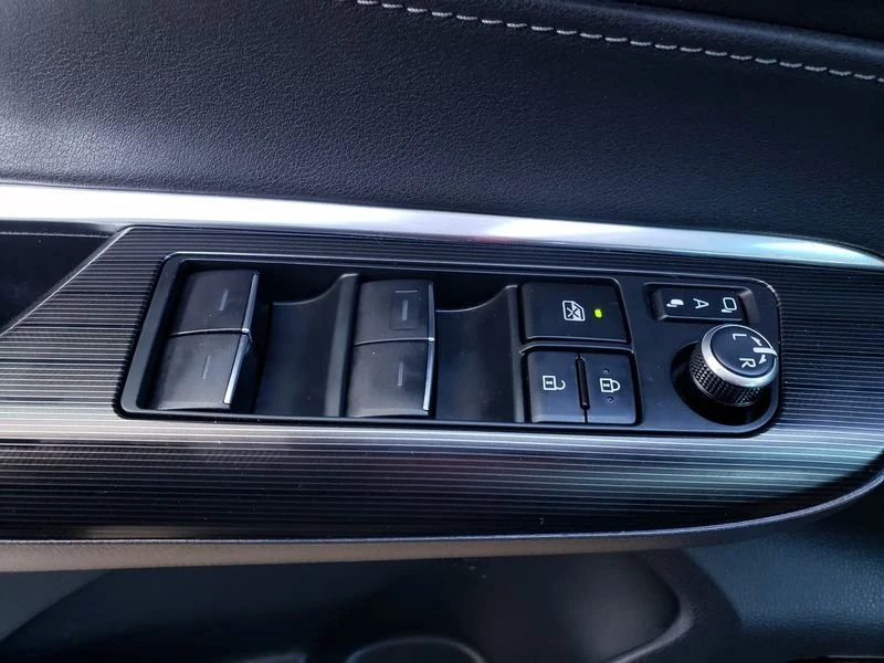 2023 Toyota Venza - Image 10 of 20
