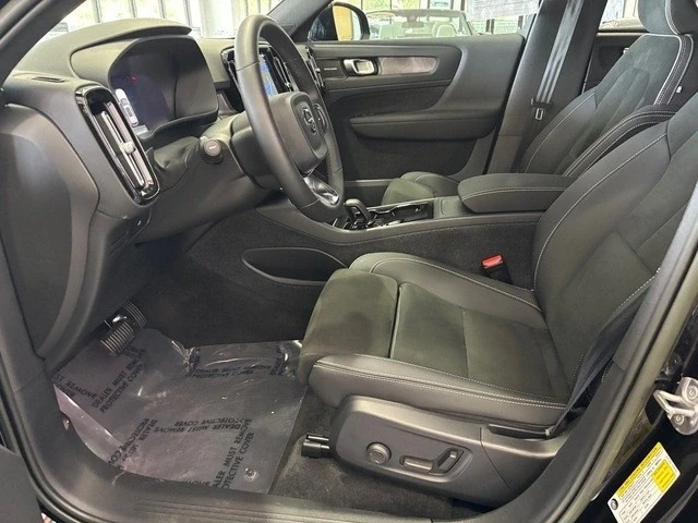 2023 Volvo XC40 - Image 4 of 12