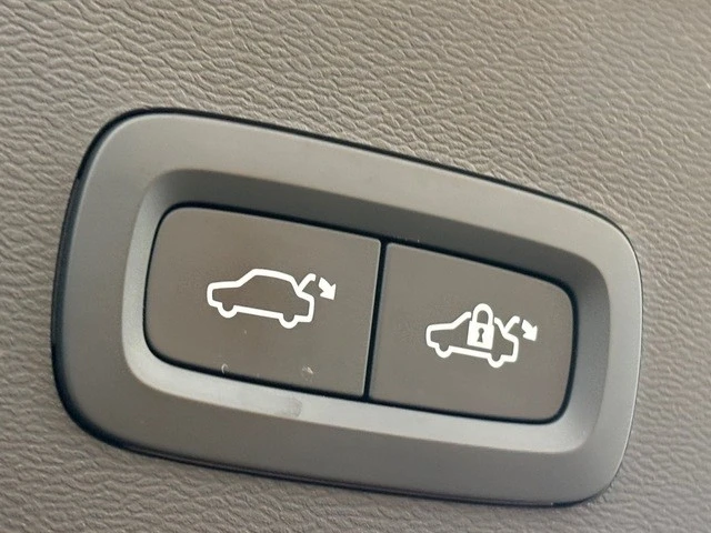 2023 Volvo XC40 - Image 17 of 21
