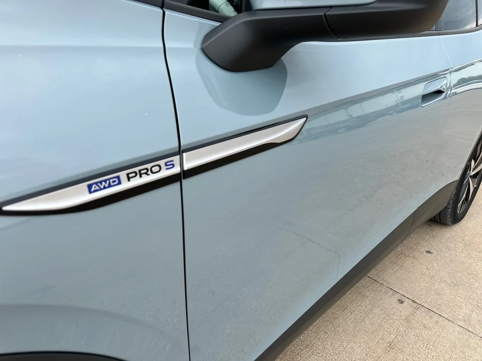 2023 Volkswagen ID.4 - Image 3 of 12
