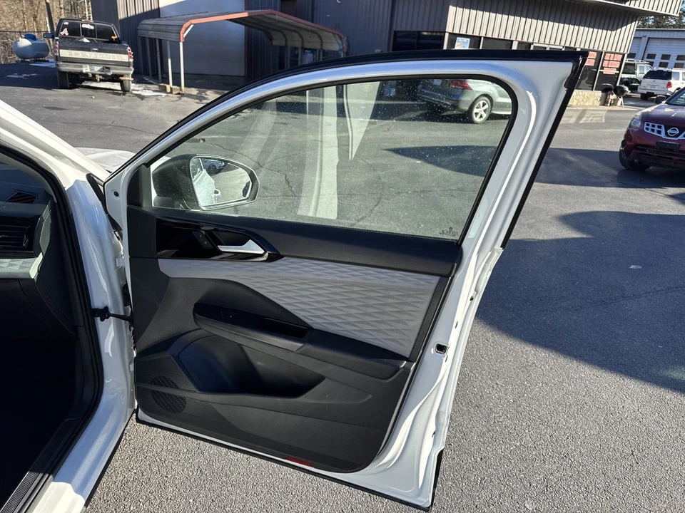 2023 Volkswagen Taos - Image 17 of 21