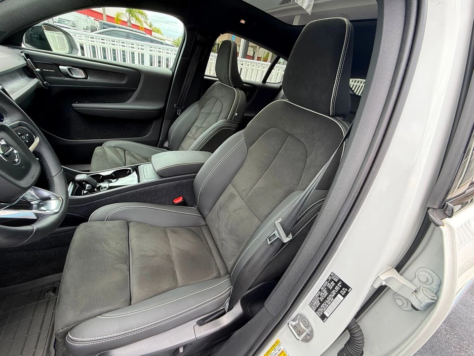 2023 Volvo XC40 - Image 3 of 12