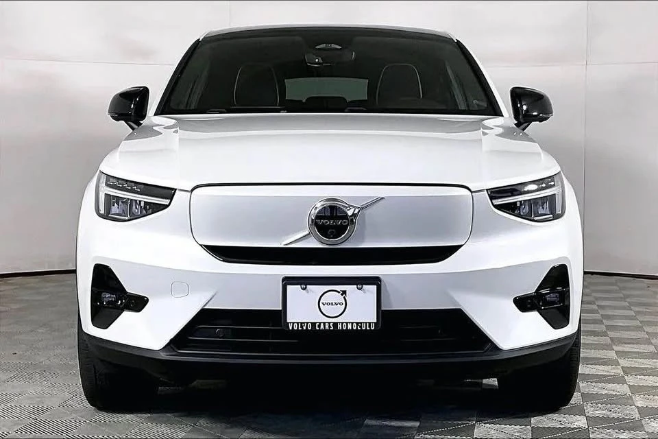 2023 Volvo XC40 - Image 2 of 12
