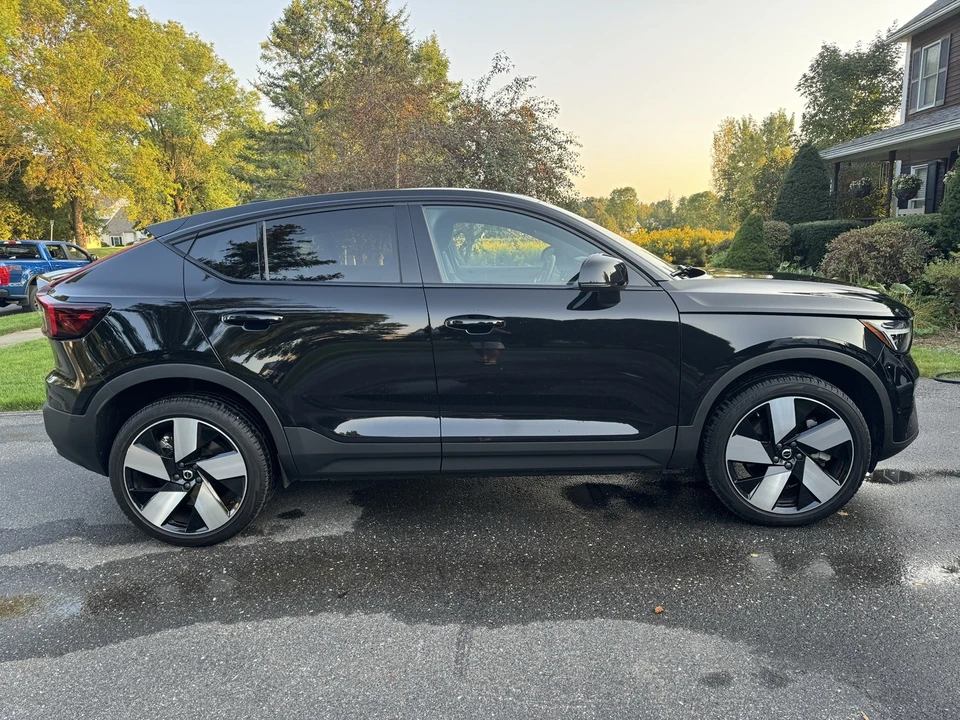 2023 Volvo XC40 - Image 2 of 8