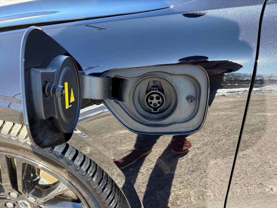 2023 Volvo S60 3rd Gen - Image 11 of 31