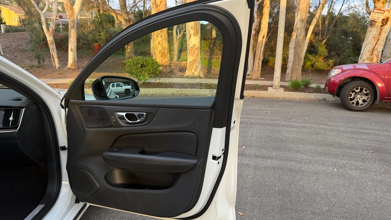2023 Volvo S60 3rd Gen - Image 29 of 31
