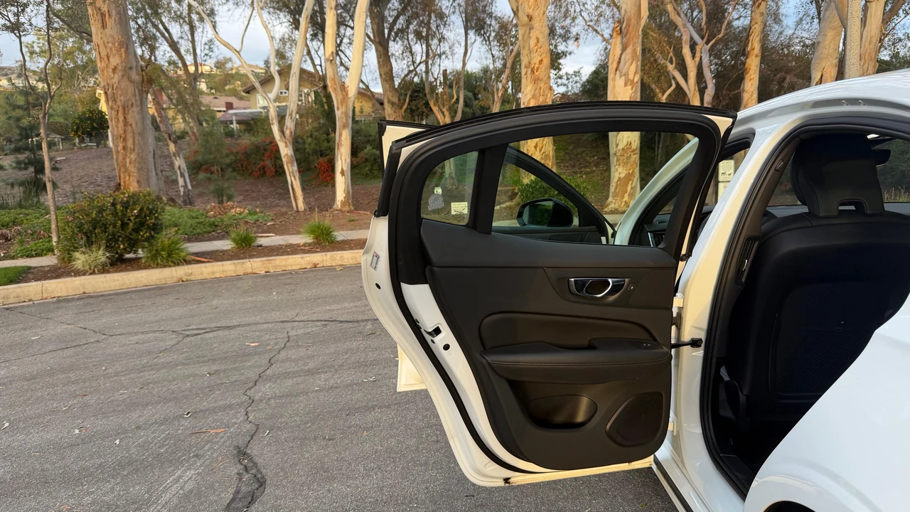 2023 Volvo S60 3rd Gen - Image 30 of 31