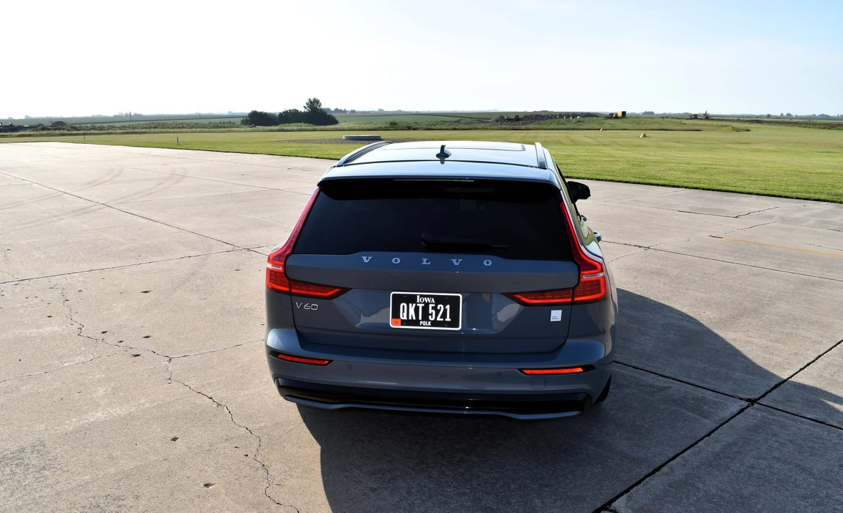 2023 Volvo V60 2nd Gen - Image 17 of 31