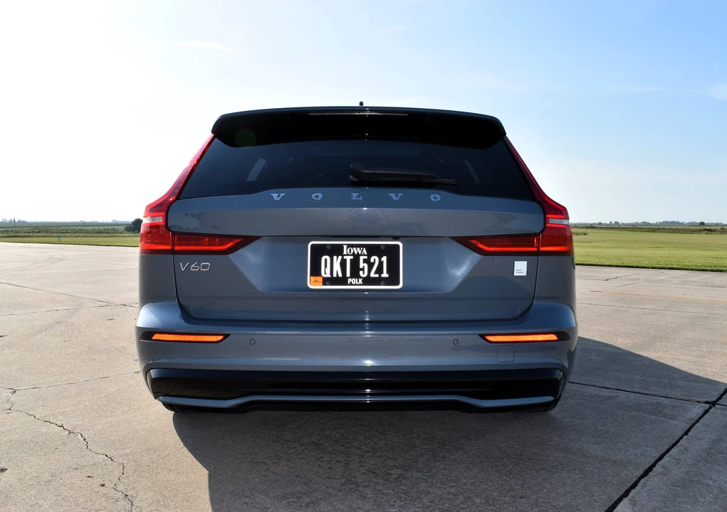 2023 Volvo V60 2nd Gen - Image 15 of 31