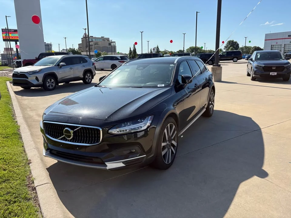 2023 Volvo V90 - Image 2 of 2