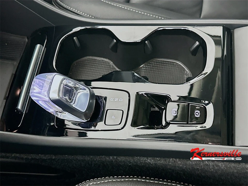 2023 Volvo XC40 - Image 16 of 21