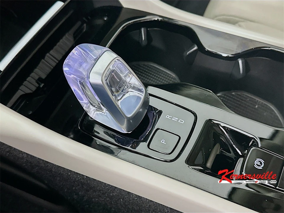 2023 Volvo XC40 - Image 16 of 21