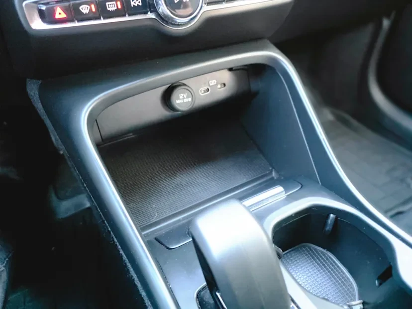 2023 Volvo XC40 - Image 10 of 15