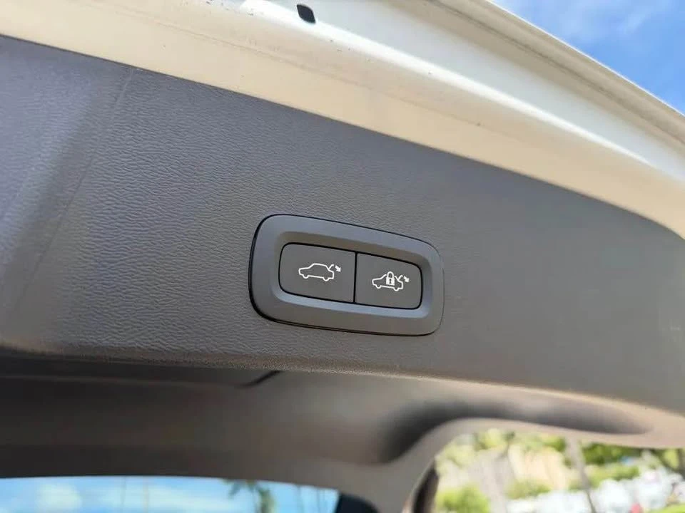 2023 Volvo XC40 - Image 16 of 17