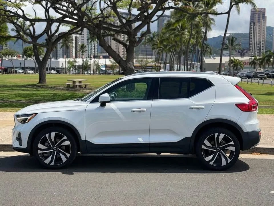 2023 Volvo XC40 - Image 2 of 17