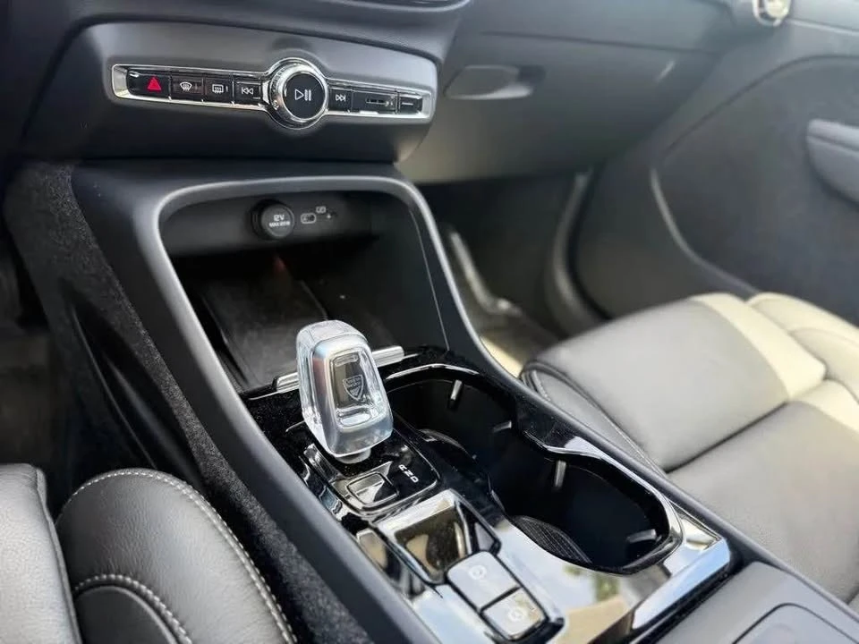 2023 Volvo XC40 - Image 14 of 17