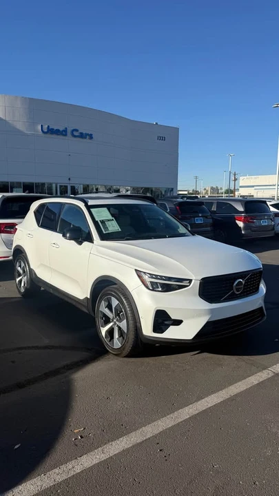 2023 Volvo XC40 - Image 2 of 6