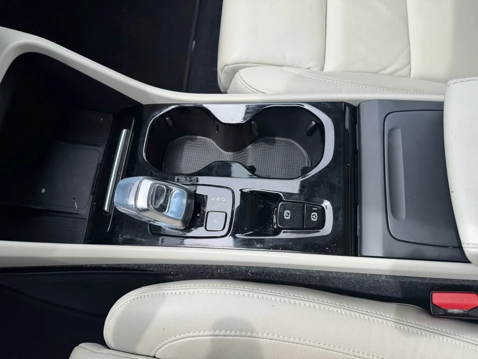 2023 Volvo XC40 - Image 18 of 20