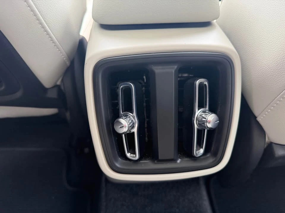 2023 Volvo XC40 - Image 11 of 20