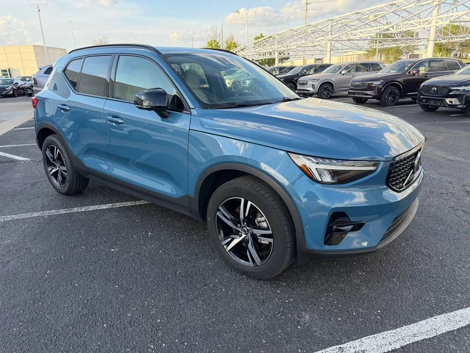 2023 Volvo XC40 - Image 2 of 10